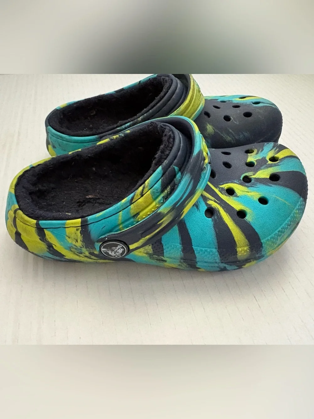 CROCS Kids Clog in marbled navy/multicolored fuzzy lining child size 11